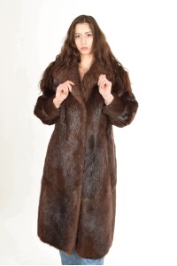 Тъмно кафяво палто от бобър
